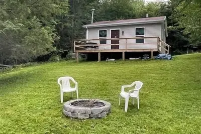 Image de Cozy Cabin dirt road rocky terrain, Suv or Pickup truck best to access property