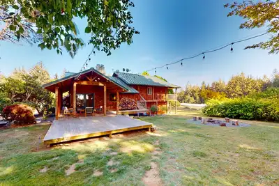 Image de Emerald Acres | Redwood retreat in McKinleyville with a hot tub and firepit