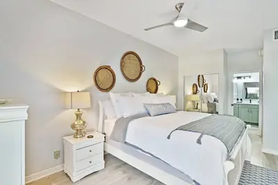 Carlin Park Villa, Pool, Pets Ok-Walk to the Beach!