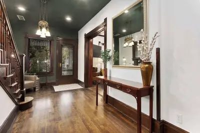 Image de Spacious 4br Near Plaza & Dining | 75
