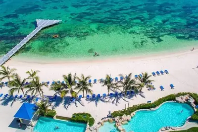Image de Sea Glass at the Reef - Luxury King Beach Front Condo On The Beach