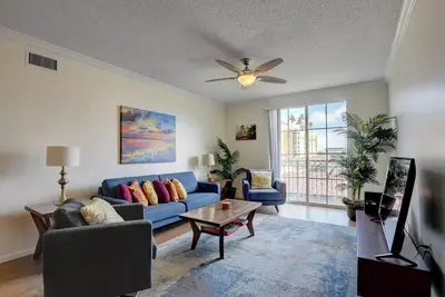 Image de 2br Penthouse – Walk to Rosemary Square – Pool, Jacuzzi, Gym, Parking