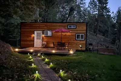 Image de Tiny House nestled into the Forest on 160 acre Playground.