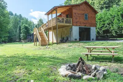 Image de New Cabin with Fiber Optics Wifi, Hot Tub, Stocked Creek