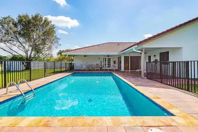 Image de 4 Br 3. 5 w/pool. Near Delray Beach and Wellington and equestrian communities\n