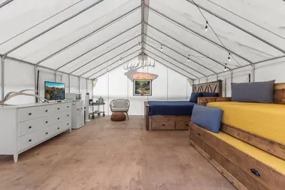Image de Furnished Glamping Tent/King Bed/Access to the Red River - Elusive Elk - #1