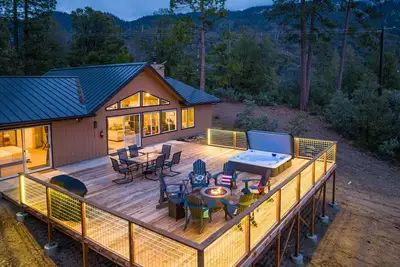 Image de Mountain Retreat w/nature views, deck, hot tub, Ev\n