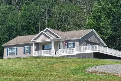Hillside Relaxation in Endless Mountains. Minutes from Tioga Downs. Sleeps 8
