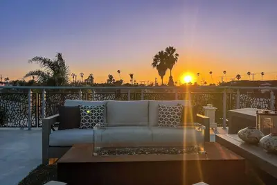 Image de New Luxury Concrete Home : Only Minutes from the Beach!
