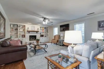 Image de 4 bed 3 1\/2 bath Home Upscale Neighborhood