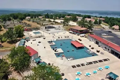 Image de Large 3-bedroom Condo with pool