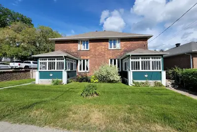 Image de Beautiful Downtown 3 Bedroom Century Home -A
