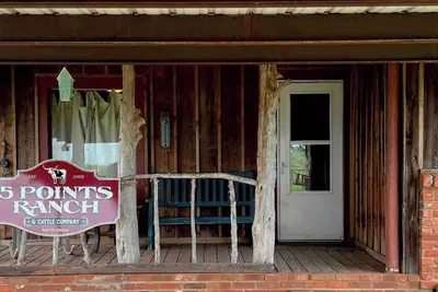 Image de Quiet ranch retreat full of rustic vintage charm! Located off I-40/Old Rt 66
