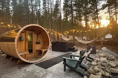 Image de 7 Person Hottub & Barrel Sauna