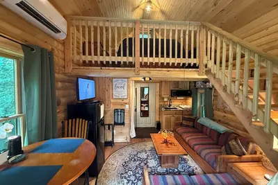 Image de Tiny House / Log Cabin in beautiful wooded urban setting