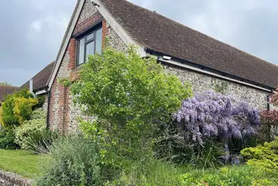 Image de Flint Barn in Arundel With Vaulted Lounge, Private Gardens, new Kitchen, Parking