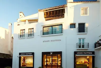 Image de Exceptional location on the first line above the Louis Vuitton boutique. A/C