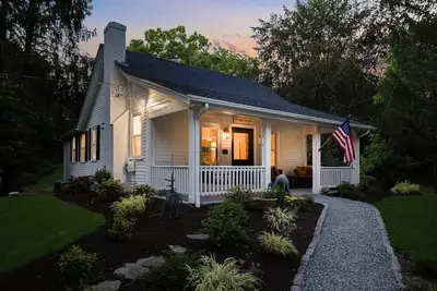 Image de Luxury Cottage on the Potowomut River in Rhode Island 2bd/2b
