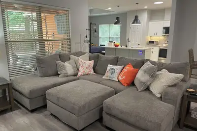 Image de Uf 4br/4ba Gem–Walk to Stadium-Renovated-Spacious-New Beds-Clean & Spacious