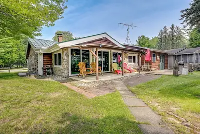 Image de Gladwin Lakefront Cottage w\/ Deck, Grill!