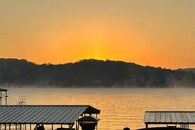 Image de Large 2 bedroom, 2 bath cabin on the water sleeps 6.