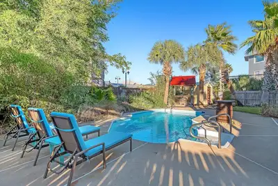 Image de 300 Steps from Pensacola Beach, Private Pool & Hot Tub | Beach Getaways Fso