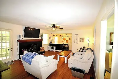 Image de Cozy Charlotte Home near 485