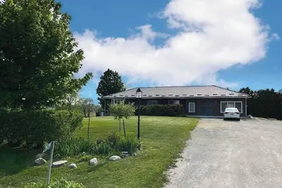 Image de Bradford Ontario spacious modern farmhouse main floor