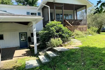 Image de Morrisville's Home Sweet Home/Simple home with an enjoyable screened in porch.