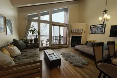 Image de Top floor condo. South facing sun. Walk to Resort.