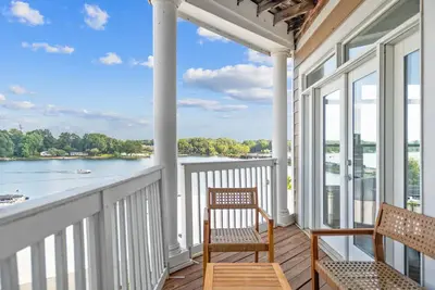 Image de Point of View by SoCharm | Luxury Lakefront Condo