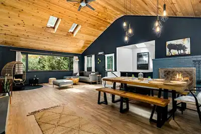 Image de The Black Sheep: AirCond, 12ft MovieScreen, HotTub