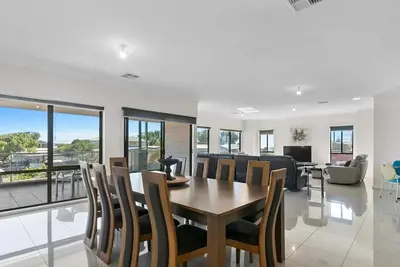 Image de Sleeps 14 - 3 minute walk to beach, 5 minute drive to \"The Dunes\" Golf Course