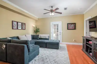 Image de Experience Game Day Bliss at 'Crimson Traditions': Your Cozy 2-Bed Condo near The University of A. . .