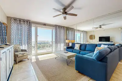 Image de Ocean-view 5th-floor condo with heated outdoor pool, gym, balcony, Bbq area