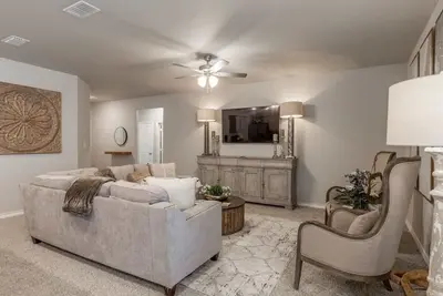 Image de Entire House~ Spacious~ Prime Location~ Backyard