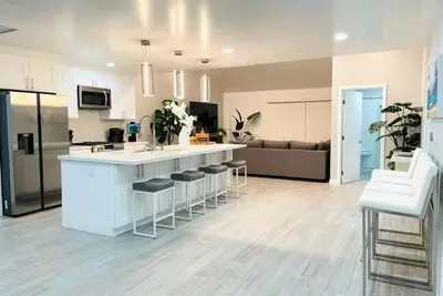 Image de Modern Home in Baldwin Park-Central to All Attractions