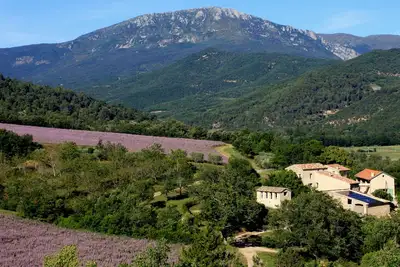Hameau Des Oraisonis avec vue sur les montagnes, piscine privée et Wi-Fi