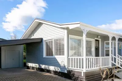 Image de Across the Lake - Walk to Town