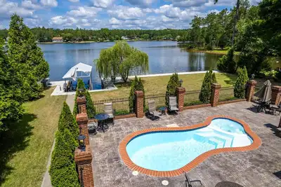 Image de Private Pool! WaterEdge Lake House