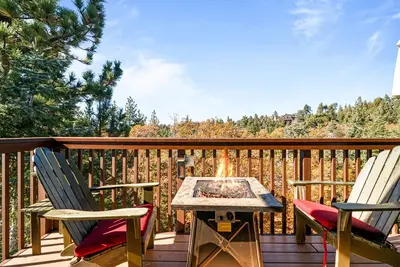 Image de Big Bear Mountain Cabin - Spacious mountain home with picturesque views, smart TVs and Bbq!