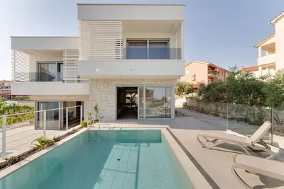Image de Maison de vacances Krk (Stadt) pour 1 - 6 personnes avec 3 chambres à coucher - Maison jumelée