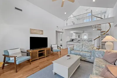 Image de Searenity! 3 Br w/bonus loft. Pet friendly.