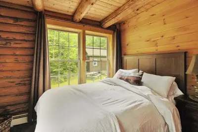 Image de Bryant Pond Log Cabin Available for Ski Season