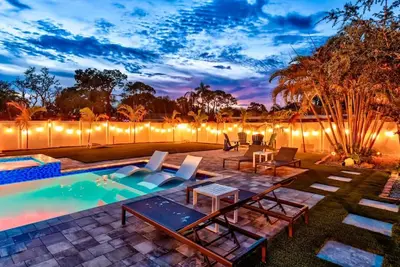 Image de Tropical Palm Pool House w/ Spa