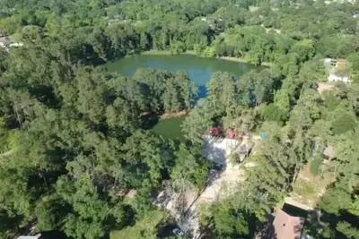 Image de Spacious home on 25 acre estate with lake & beach