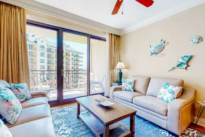 Image de Gulf-view condo with beach access, pool, hot tub, sauna, & private balcony