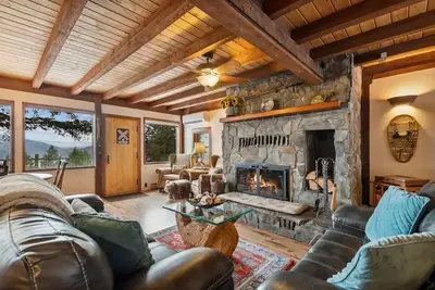 Image de Big Mountain Treehouse! Beautiful cabin home w/ Spectacular views of Lake