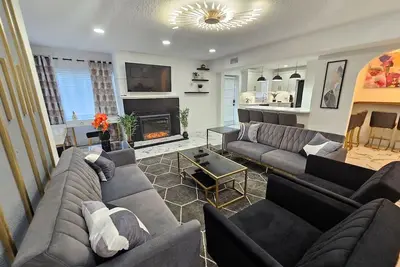 Image de Stylish Duplex walkTO Lake Eola Orlando. Sleeps 8