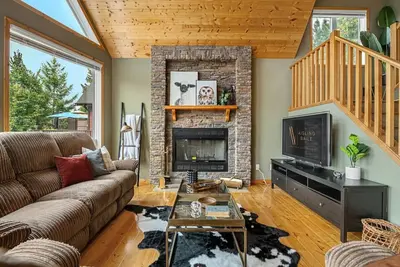 Image de Cedar & Sage | Hot Tub | A-Frame | Family Friendly